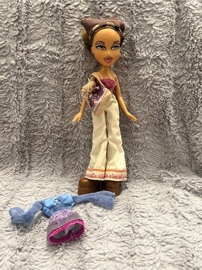 First Edition 2001 Yazmin Bratz Doll Original Outfits.